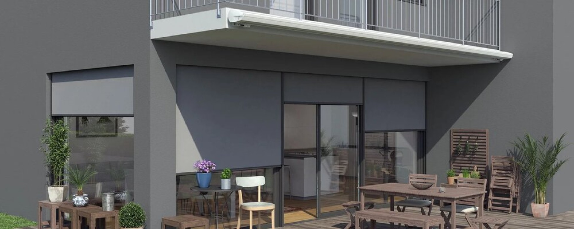 Moderní terasa se šedými venkovními roletami na oknech a balkóně